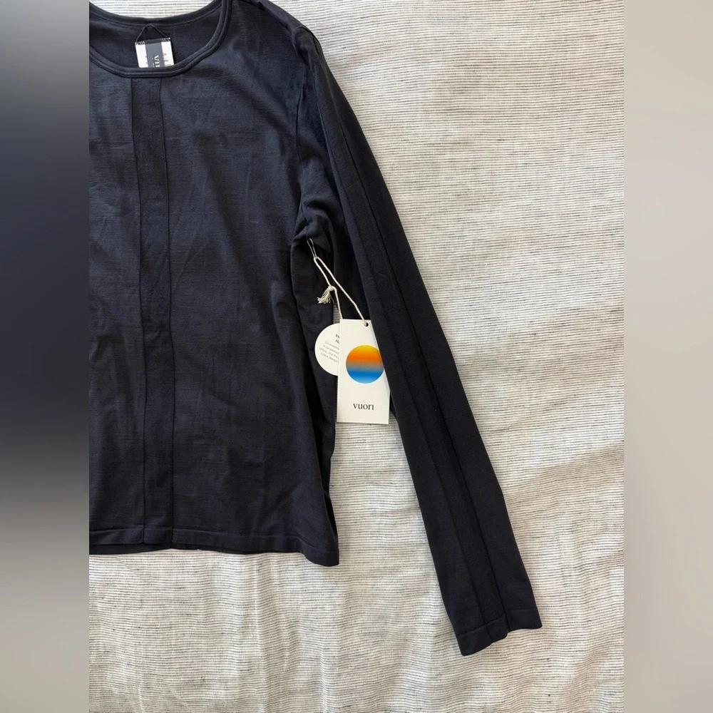 Vuori L/S Apres Sport Seamless Top. Black Long Sleeve Top. - Picture 2 of 6
